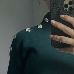 The perfect emerald green Christmas sweater with a hint of glam🤩